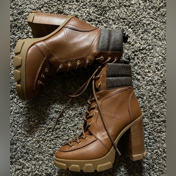 MICHEAL Micheal Kors Ridley Logo Print Lace-Up Bootie - Picture 4 of 9